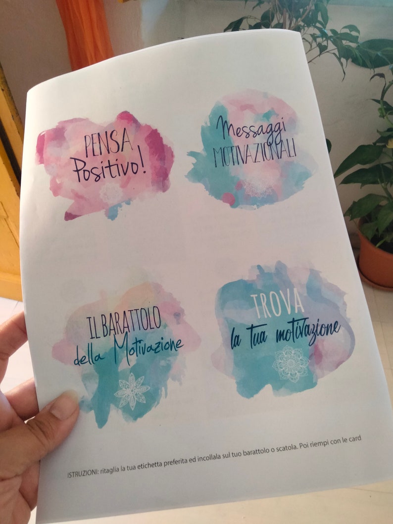 Puede incluir: Cuatro etiquetas de estilo acuarela con mensajes motivacionales en italiano. Las etiquetas est&aacute;n impresas en papel blanco. Los mensajes son: "Pensa Positivo!" (&iexcl;Piensa positivo!), "Messaggi Motivazionali" (Mensajes motivacionales), "Il Barattolo della Motivazione" (El tarro de la motivaci&oacute;n), y "Trova la tua Motivazione" (Encuentra tu motivaci&oacute;n).
