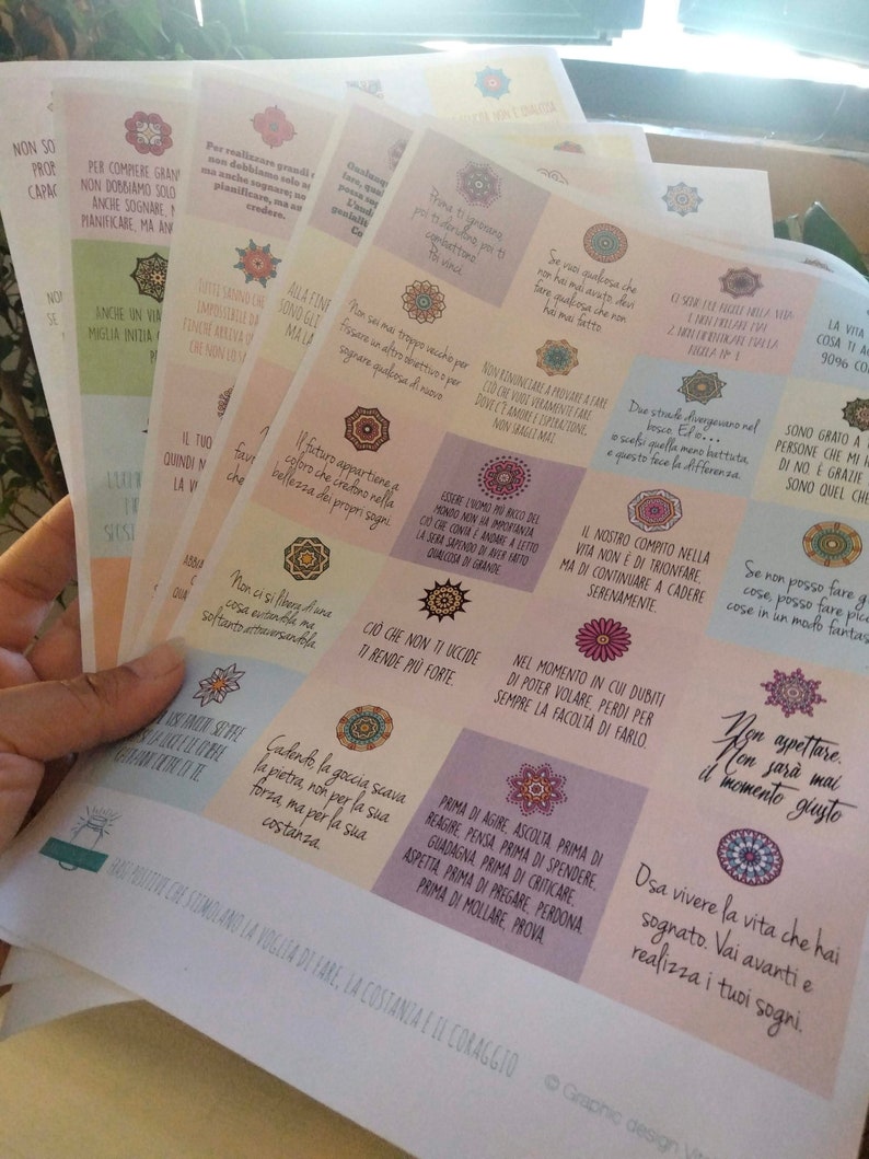 Puede incluir: Una colecci&oacute;n de tarjetas de citas motivacionales coloridas con dise&ntilde;os florales. Las tarjetas presentan mensajes inspiradores en italiano, como "Non aspettare. Non sara mai il momento giusto" (No esperes. Nunca ser&aacute; el momento adecuado).