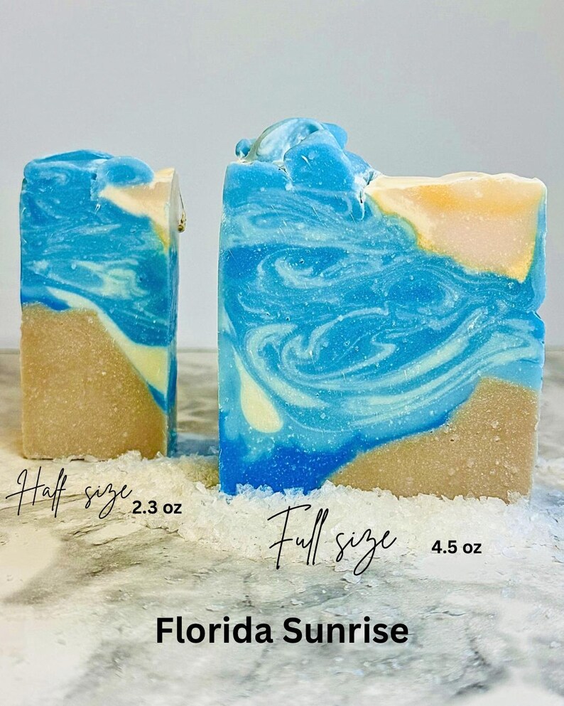Puede incluir: Dos barras de jab&oacute;n Florida Sunrise, una de tama&ntilde;o medio y otra de tama&ntilde;o completo, con un dise&ntilde;o de playa. El jab&oacute;n presenta colores azul, blanco y beige, que se asemejan a las olas del oc&eacute;ano y la arena. La barra completa pesa 128 gramos, y la media pesa 65 gramos.