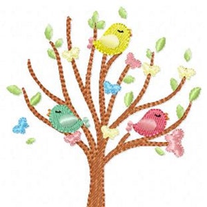 Pode incluir: Desenho bordado de uma árvore marrom com folhas verdes e pássaros coloridos. Os pássaros são amarelos, rosa, azuis e verdes. Há também pequenas flores rosa, azuis e amarelas nos galhos.