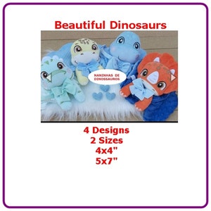 Pode incluir: Quatro brinquedos de pelúcia de dinossauro em diferentes cores e designs. Os dinossauros estão usando laços azuis e estão sentados em uma superfície branca e fofa. O texto "NANINHAS DE DINOSSAUROS" é visível em uma etiqueta branca. O texto "4 Designs 2 Sizes 4x4" 5x7" também é visível.