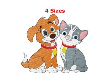 Op de afbeelding: Een cartoonillustratie van een bruine en witte hond en een grijze en witte kat die naast elkaar zitten. Beide dieren dragen rode halsbanden met gele labels. De tekst "4 Sizes" staat boven de dieren.