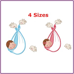Pode incluir: Dois desenhos bordados de bebês dormindo em paninhos, cada um com dois pássaros voando acima. O bebê à esquerda é azul e o bebê à direita é rosa. O texto "4 tamanhos" está no topo da imagem.