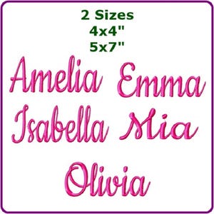 Puede incluir: Nombres bordados en rosa: Amelia, Emma, Isabella, Mia y Olivia. La imagen también incluye el texto "2 Tamaños" y las dimensiones "4x4" y "5x7". Los nombres están en cursiva.