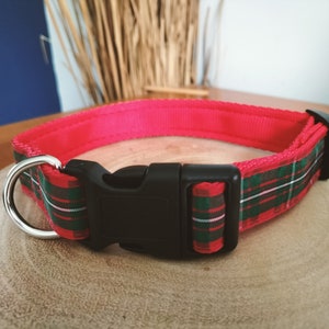 Puede incluir: Collar de perro rojo con un patrón de cuadros verdes y blancos y una hebilla negra.