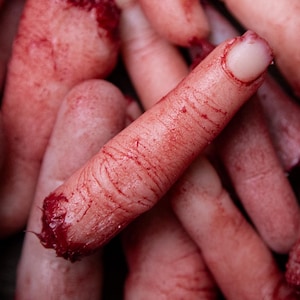 Prop abgetrennter Finger - ein blutiger Fake Horror Körperteil für Halloween oder Film SFX