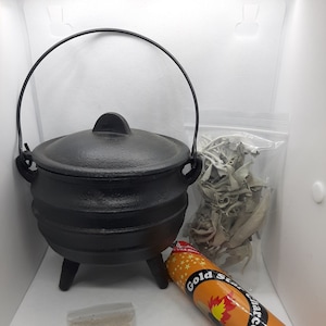 Puede incluir: Un caldero de hierro fundido negro con tapa y asa, una bolsa de salvia blanca, un rollo de carbón Gold Star y una pequeña bolsa de arena blanca.