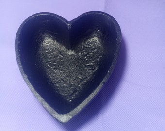 Calderone a forma di cuore in ghisa