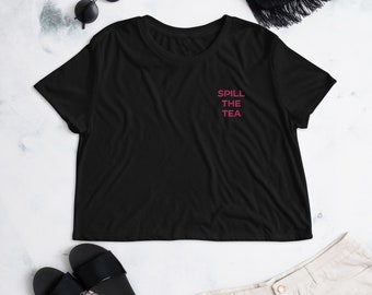 Spill The Tea - Crop Tee met geborduurde roze tekst, roddel Tshirt, cadeau voor vrienden