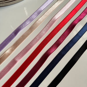 Può includere: Sei nastri di raso di diversi colori, tra cui lavanda, beige, rosa, rosso, bordeaux, blu navy e nero.