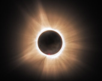 Peut inclure: Une éclipse solaire totale avec la couronne du soleil visible comme un halo lumineux autour de la silhouette sombre de la lune.