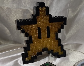 Retro 8-Bit Invincibility Star "Faux Stained-Glass" Luz nocturna / Lámpara de escritorio - LED, Decoración del hogar, Arte / Hecho con elementos LEGO genuinos