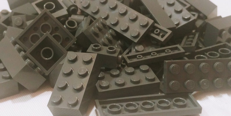 FREE *Random Minifigure Slopes with One Pieces Wedges Plate Dark Blueish Grey LEGO\u00ae Bulk Lot 100 Parts Brick 1