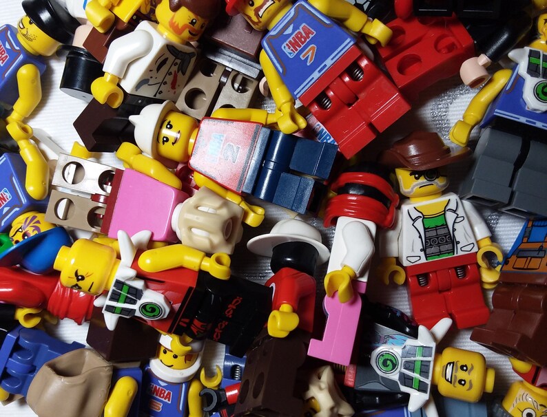 FREE *Random Minifigure Slopes with One Pieces Wedges Plate Dark Blueish Grey LEGO\u00ae Bulk Lot 100 Parts Brick 1