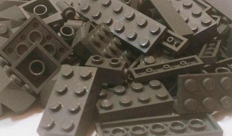 FREE *Random Minifigure Slopes with One Pieces Wedges Plate Dark Blueish Grey LEGO\u00ae Bulk Lot 100 Parts Brick 1
