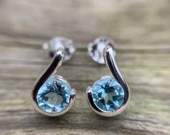 9ct Gold Blue Topaz Oval Drop Dangly Earrings Gift Boxed Made in UK 9ct Gold Blue Topaz Oval Drop Dangly Earrings Gift Boxed Made in UK