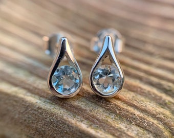 9ct Gold Blue Topaz Oval Drop Dangly Earrings Gift Boxed Made in UK 9ct Gold Blue Topaz Oval Drop Dangly Earrings Gift Boxed Made in UK