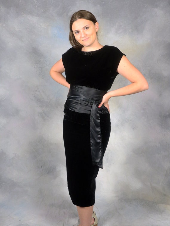 Vintage '80's Black Velvet & Silk Cap Sleeve Dres… - image 2