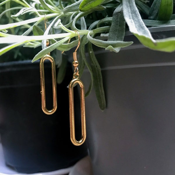 Minimalist Gold-Toned Oval Hoop Earrings – Timeless Chic for Everyday or Special Occasions