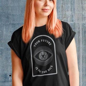 Dnd Shirt, Dnd Tshirt, DM Shirt, TTRPG Shirt, Die Zukunft ist im Würfel Shirt, Dnd Geschenk Shirt, DM Geschenk, DnD Merch, Dnd D20 Unisex Shirt