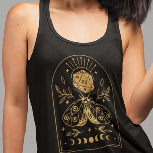 Op de afbeelding: Zwart tanktop met een gouden afbeelding van een nachtvlinder met een 20-zijdige dobbelsteen op zijn rug. De afbeelding is omringd door een halve maan, sterren en bladeren.