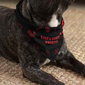 Może przedstawiać: Czarny buldog francuski w czarnym bandanie z czerwonymi kostkami i napisem "DM's Best Friend".