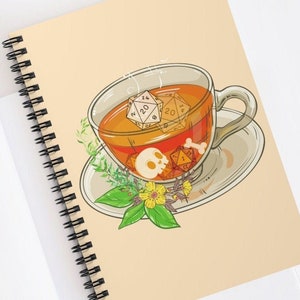 Puede incluir: Una taza de té con un platillo y un diseño floral. La taza de té está llena de un líquido marrón y tiene varios dados flotando en ella. Los dados son blancos con números negros y uno de ellos tiene un diseño de calavera.
