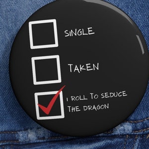 D&D Pin, Rolle um den Drachen zu verführen, D&D Pin, D&D Merch, D&D Pin Button, D&D Button, D&D Barde Button, DM Geschenk