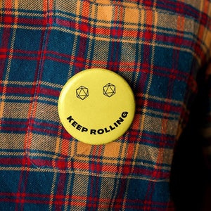 Keep Rolling D&D Button, D&D Pin, D&D Button, D&D Pin, D&D Pin, D&D Pin, D&D Geschenke, D&D Retro Pin, D&D Pin, D&D Merch, D&D Geschenk, DM Geschenk