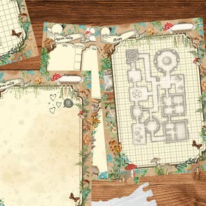 Op de afbeelding: Een verzameling fantasy-thema spelvellen met kaartindelingen, lege pagina's en notitiegedeeltes. De vellen zijn versierd met botanische illustraties, paddenstoelen en vlinders. Een potlood en een kopje koffie liggen op het houten oppervlak.