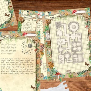 Peut inclure: Plusieurs cartes et notes de jeu sur le thème de la fantaisie, posées sur une surface en bois. Les cartes présentent des motifs quadrillés et des illustrations détaillées de pièces et d'agencements. Des champignons, des papillons et des bordures florales décorent le tout.