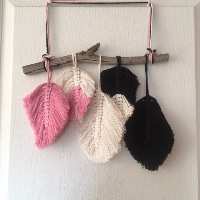 Suspension Murale Macramé Plumes Tricolore