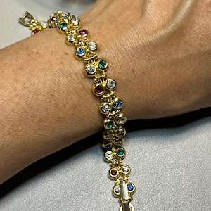 Pulsera de pedrería multicolor en tono dorado