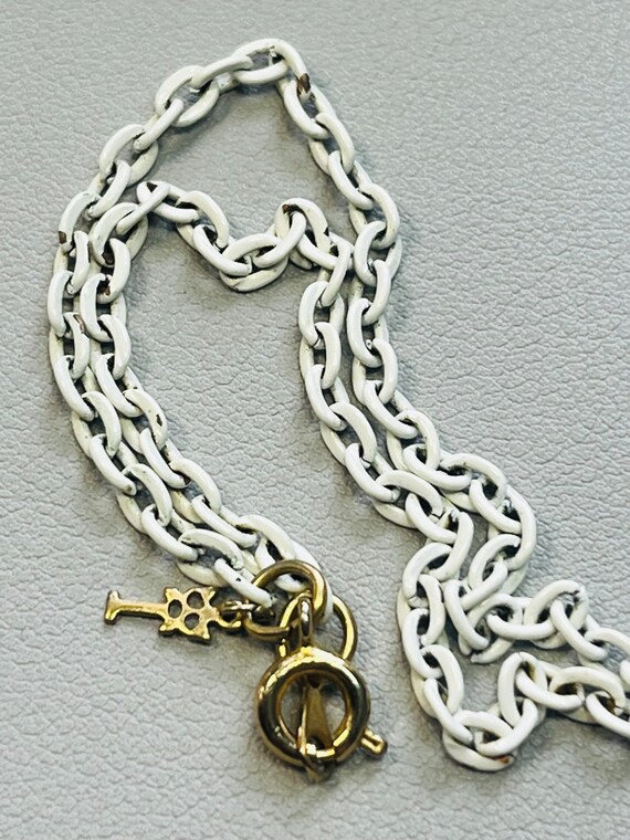 Vintage CROWN TRIFARI white link chain w/gold ton… - image 6
