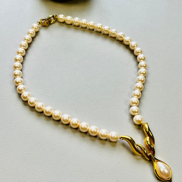 Vintage RICHELIEU gold tone faux pearl pendant necklace