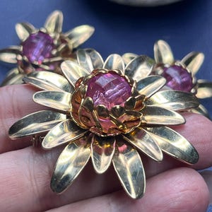 Vintage gold tone/pink flower brooch/clip earrings set