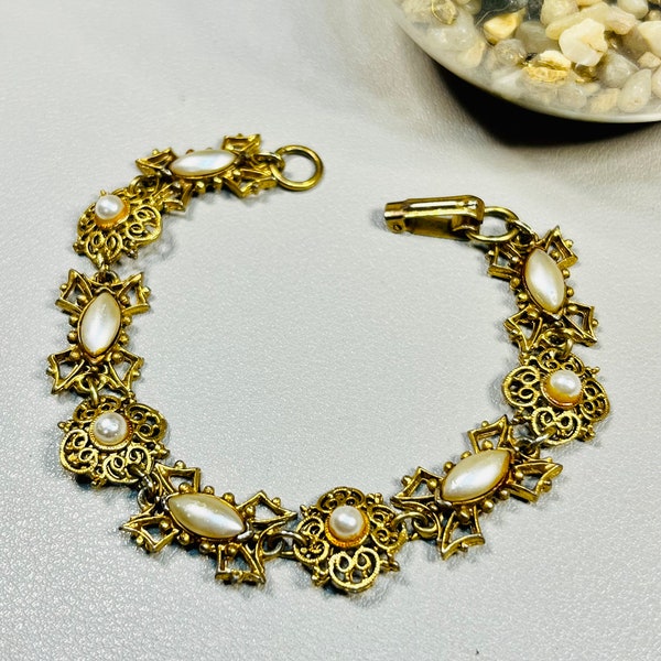 Vintage FLORENZA gold tone faux pearl bracelet