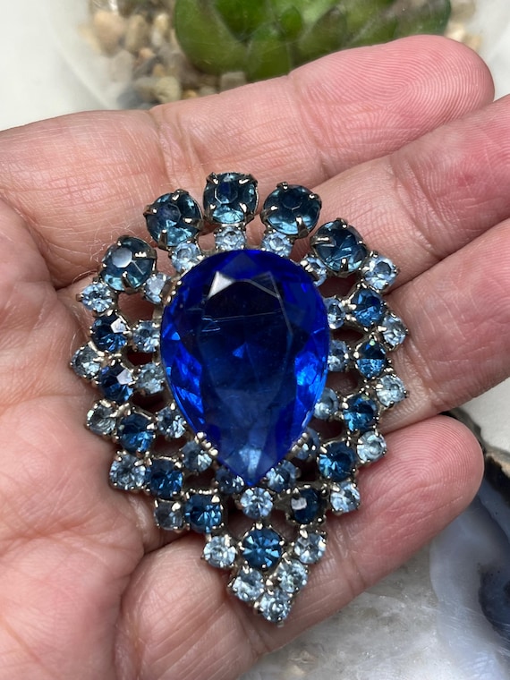 Vintage Regal blue crystal rhinestone brooch