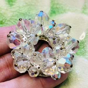 Vintage 1950s clear faceted aurora borealis bead wreath brooch