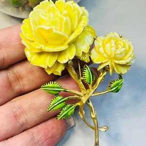 Vintage 1950s PELL carved lucite floral brooch