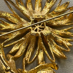 LISNER gold tone flower brooch/clip earrings set image 3