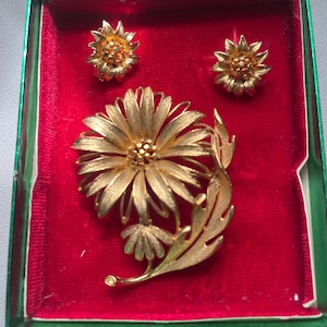 LISNER gold tone flower brooch/clip earrings set image 1