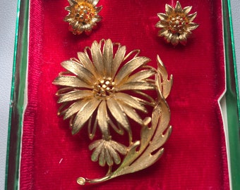 LISNER gold tone flower brooch/clip earrings set