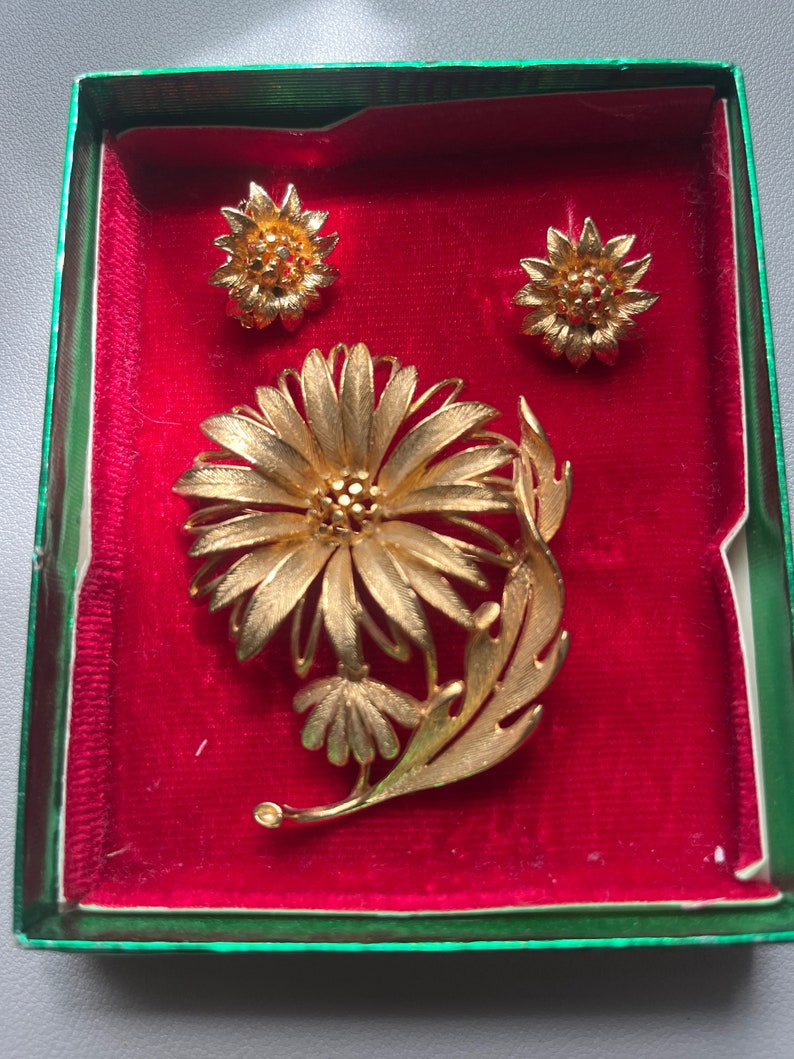 LISNER gold tone flower brooch/clip earrings set image 1