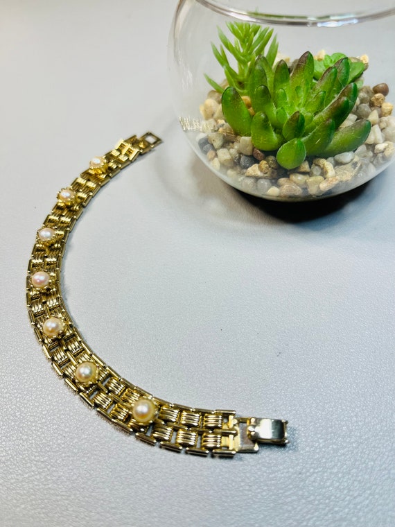 Vintage gold tone faux pearl bracelet