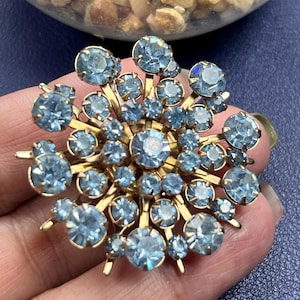 Vintage gold tone blue glass rhinestone starburst brooch
