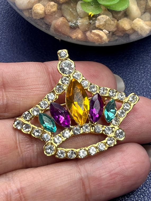 Vintage Gold Tone Multicolor Glass Rhinestone Crown Brooch  display picture 3