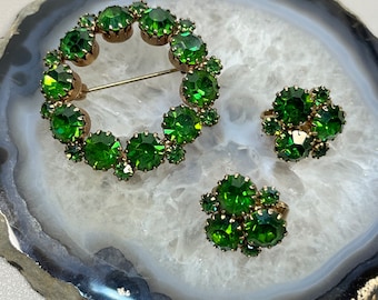 Conjunto vintage de broche y pendientes de clip de cristal en tono verde esmeralda.