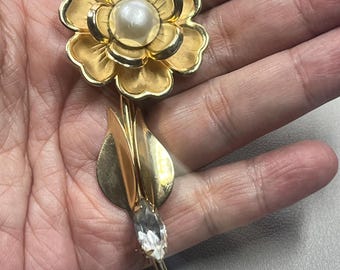 Broche Fleur Plaquée Or Jaune Avec Fausse Perle Et Strass - état Correct