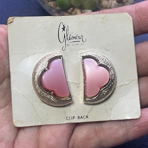 Pendientes de clip vintage GLAMOUR termoendurecible en tono dorado rosa texturizado en tarjeta